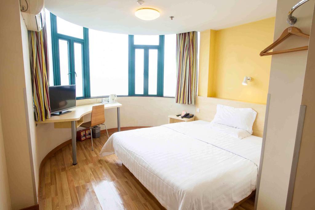 7Days Inn Haikou Hong Kong City Room photo