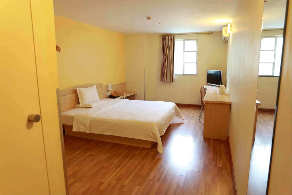 7Days Inn Haikou Hong Kong City Room photo